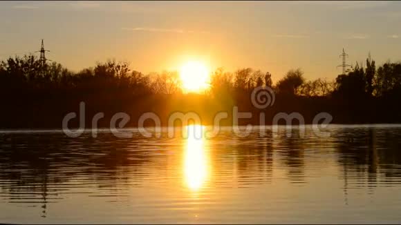 湖面日出河面日出视频的预览图