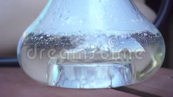 透明水玻璃瓶中的气泡视频的预览图