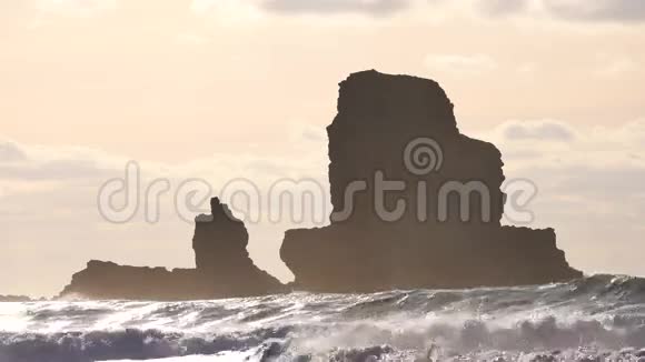 在刮风的日落中苏格兰斯凯岛西海岸的塔利斯克湾令人惊叹的日落海面上陡峭的岩石塔视频的预览图