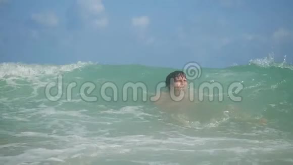 年轻的帅哥在海里游泳慢动作溅起巨浪1920x1080视频的预览图
