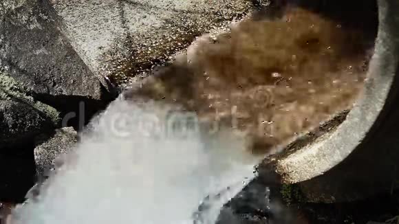 水从管道里涌出来视频的预览图