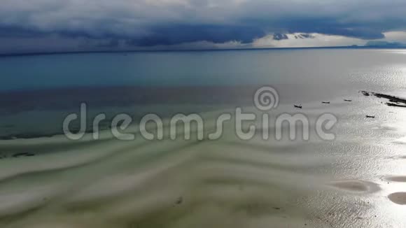 狂风暴雨的天空和不寻常的白沙海岸惊心动魄的多云多雨的天空和沙波白色的海滨视频的预览图