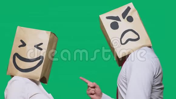 情绪和手势的概念两个人在纸袋里微笑咄咄逼人的微笑发誓第二次笑视频的预览图