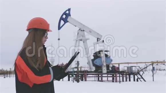 女工程师戴着安全帽在油田工作的女人动画数字显示石油生产石油摇摆视频的预览图