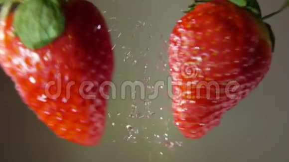 两个湿草莓相撞视频的预览图