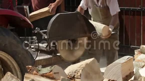 男性工人用圆形锯木机砍柴原木视频的预览图