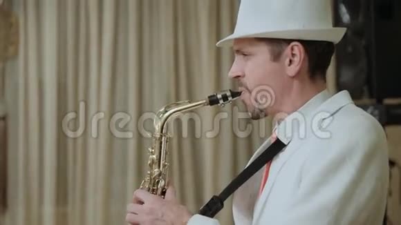 吹萨克斯管的人视频的预览图