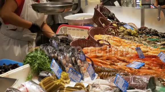 卖方在拉波奎利亚鱼市场海鲜商店柜台巴塞罗那西班牙视频的预览图