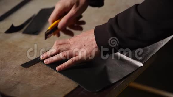 皮革工人根据模板切割材料视频的预览图