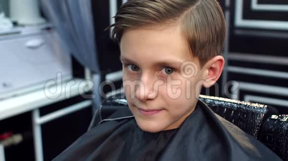 理发店里一个漂亮男孩的肖像视频的预览图