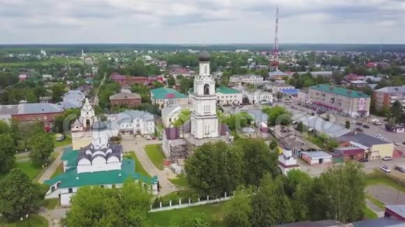 俄罗斯KirzhachVsekhspyatskaya教堂的空中景观视频的预览图