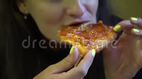 可爱的女人坐在咖啡馆里享受披萨视频的预览图