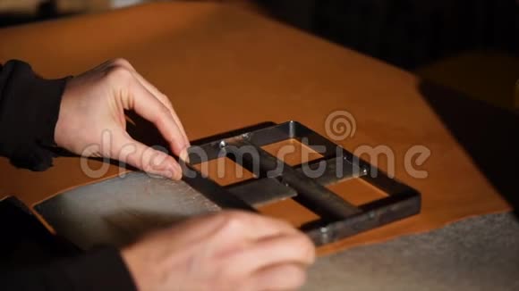 用金属模板切割皮革并使用压榨机视频的预览图
