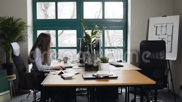忙碌的年轻女子在建筑师办公室工作视频的预览图