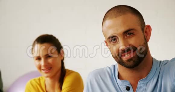 在4k健身馆微笑的男人和女人视频的预览图