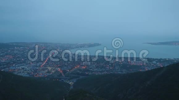 黄昏时分从城市的山上俯瞰海岸视频的预览图