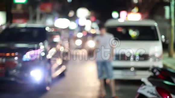 英俊的男人走在街上从模糊的博克纳克地面微笑使用他的智能手机现代技术1920x1080视频的预览图