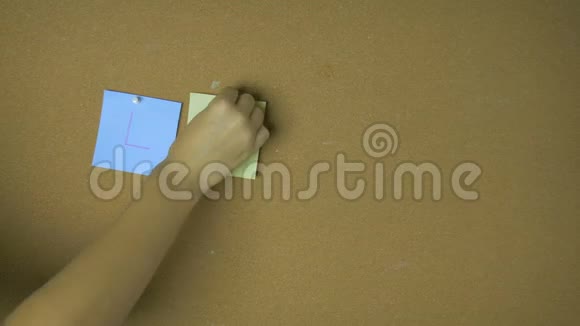 爱手在针板上捏粘的纸条有趣的动画视频的预览图