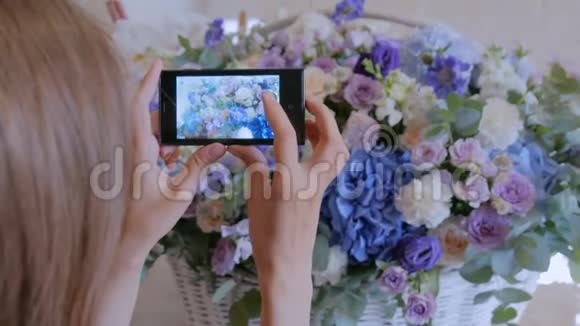 女人用智能手机拍大花篮视频的预览图