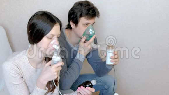 使用雾化器和吸入器进行治疗男人和女人通过吸入器面罩吸入前景视频的预览图