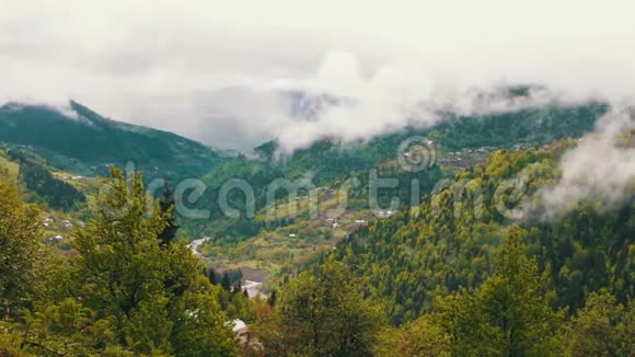 高加索山脉美丽的山景上面有绿色的山谷和雾视频的预览图