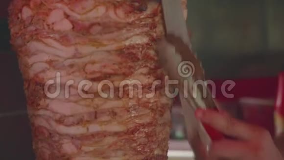肉被油炸为唐纳烤肉男用剪刀剪炒肉视频的预览图