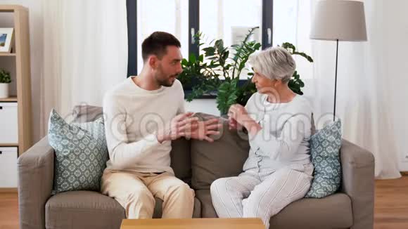 老妈在家和成年儿子聊天视频的预览图