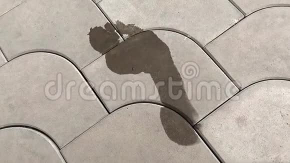 人脚踩在瓷砖上湿印视频的预览图