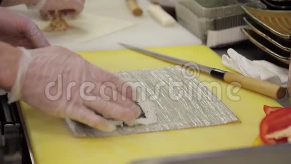 日本餐馆的厨师用竹垫包寿司视频的预览图