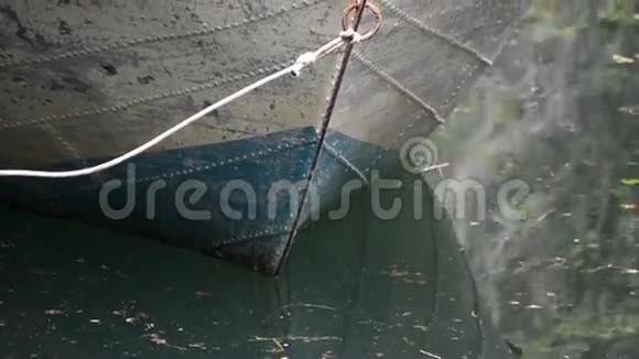 船在湖里用绳子锁住视频的预览图