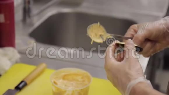 男人用奶酪酱煮贻贝在室内烤箱里烤视频的预览图