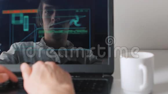 程序员在电脑上工作的显示器上的反射和喝咖啡两次曝光视频的预览图