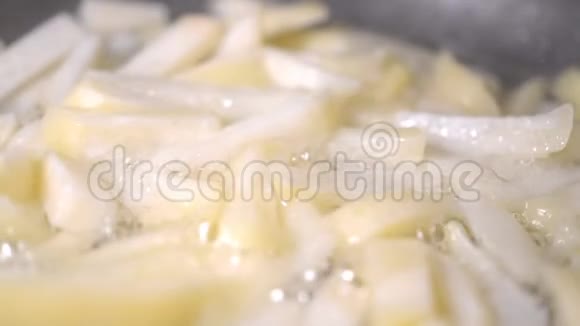 冷冻土豆在煎锅与油煮高清镜头慢动作视频的预览图