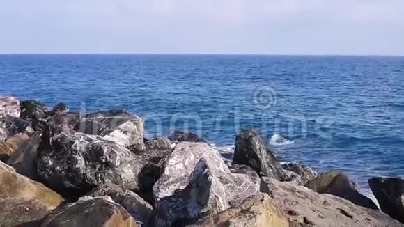 蓝色的海浪撞击着巨大的岩石视频的预览图
