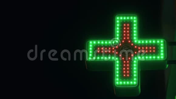 照明绿色和红十字会药房街标志视频的预览图