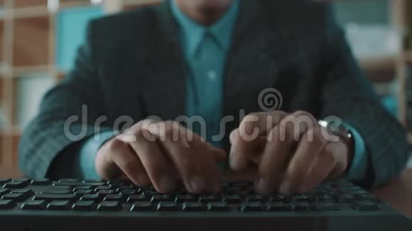 办公室职员穿着格子夹克蓝色衬衫电脑键盘快视频的预览图