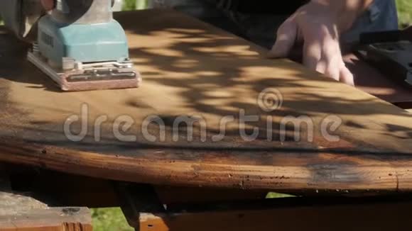 木工恢复旧家具打磨旧木台面慢动作视频的预览图