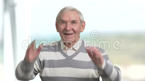 年长的兴奋男子为球队欢呼视频的预览图