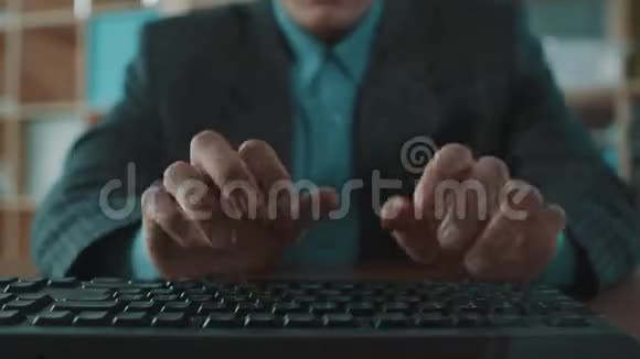 办公室职员手拿格子夹克键盘打字的加速动作视频的预览图