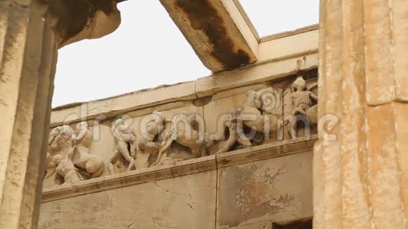 古建筑遗迹中的大理石雕塑装饰古典建筑视频的预览图