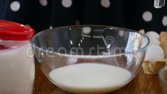 特写鸡蛋掉在盘子里和牛奶慢动作视频的预览图