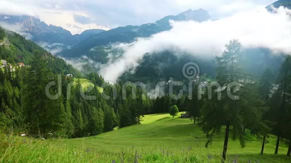 云和雾在山区的乡村山谷上空快速运动视频的预览图