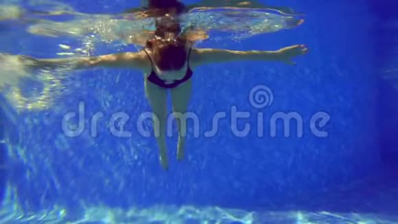 在水中游泳的女孩视频的预览图