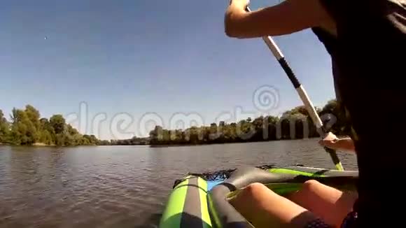 小女孩在皮艇上划船乌克兰南部布格河侧视图视频的预览图