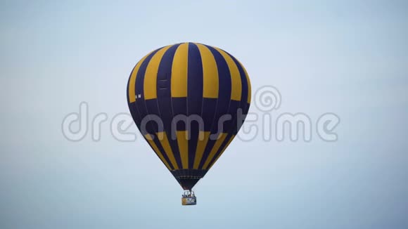 彩色热气球在天空中飞翔自由和极限运动爱好视频的预览图