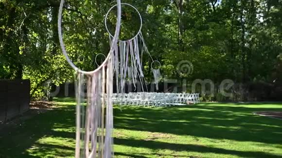 婚礼装饰在风中风在春天的阳光下吹出五颜六色的丝带视频的预览图