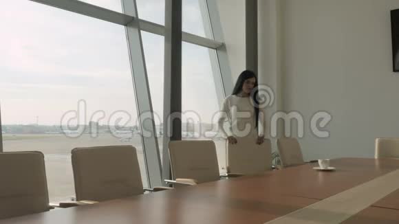 机场会议厅里年轻的黑发女郎视频的预览图