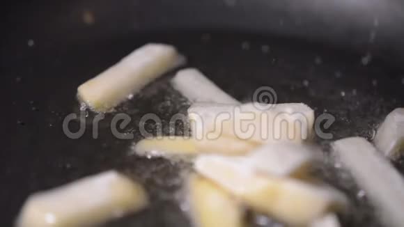 烹饪冷冻炸薯条宏观高清镜头慢镜头视频的预览图