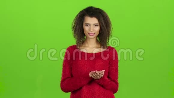 非洲裔美国妇女微笑鼓掌绿色屏幕慢动作视频的预览图
