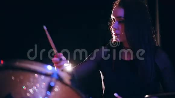 可爱的年轻女子演奏鼓槌鼓表演摇滚乐慢动作视频的预览图